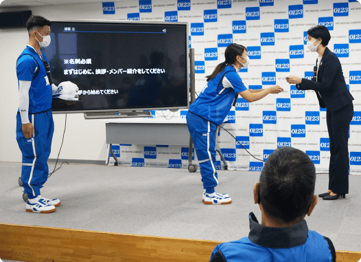 まずはじめに、挨拶・メンバー紹介をしてください